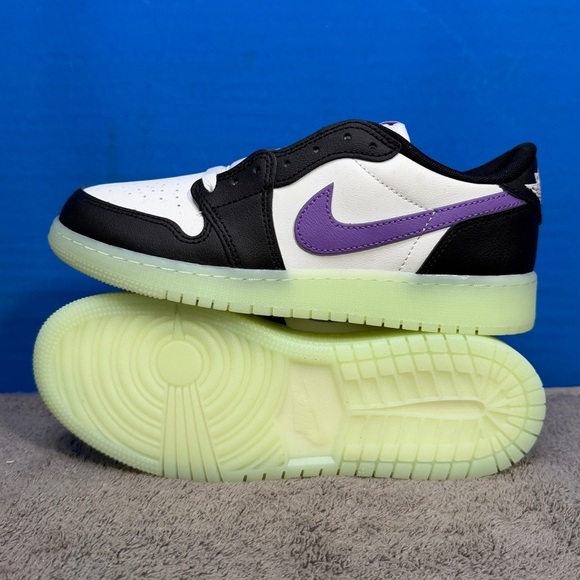Jordan Shoes - Jordan 1 retro og low
Gs ‘black raspberry ‘
Brand new